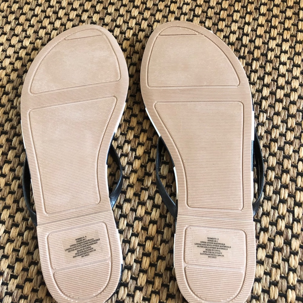 Brand New Black and White Striped Flip Flops Old Navy size 8 - Picture 3 of 4